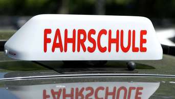 25125916-schild-einer-fahrschule-auf-autodach-2ifVXj5eYUac_1